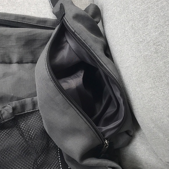 Very light weight grey and black gym/travel bag - Picture 3 of 6